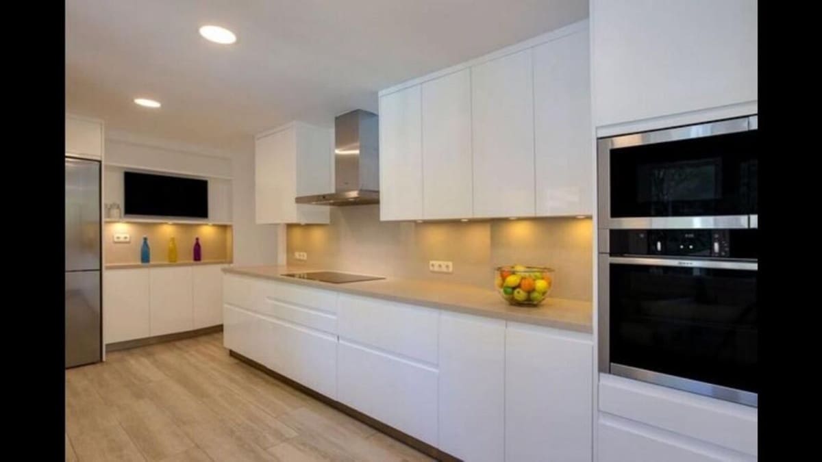 6 slaapkamer Villa voor vakantieverhuur in Golden Mile met zwembad garage - € 10.000 (Ref: 9920981)