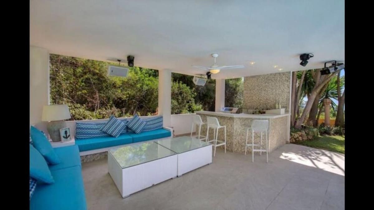 6 slaapkamer Villa voor vakantieverhuur in Golden Mile met zwembad garage - € 10.000 (Ref: 9920981)