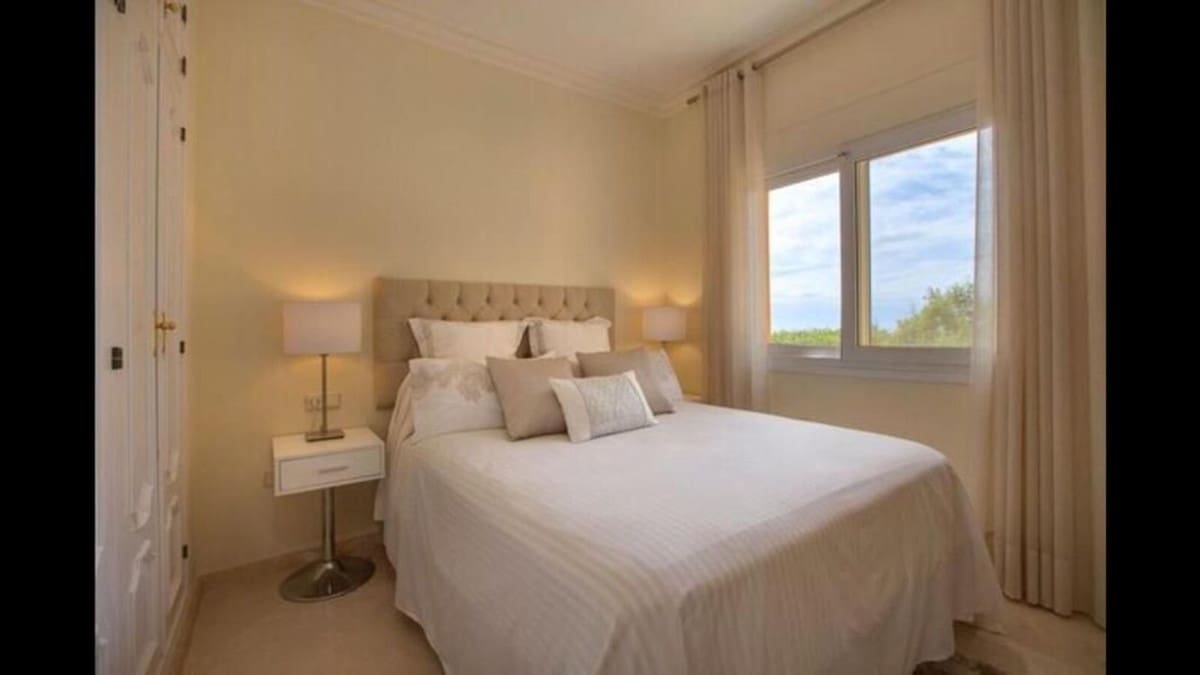 6 slaapkamer Villa voor vakantieverhuur in Golden Mile met zwembad garage - € 10.000 (Ref: 9920981)