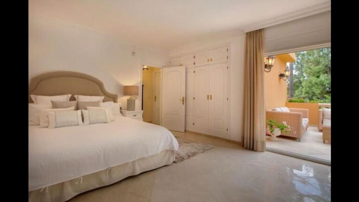 6 slaapkamer Villa voor vakantieverhuur in Golden Mile met zwembad garage - € 10.000 (Ref: 9920981)