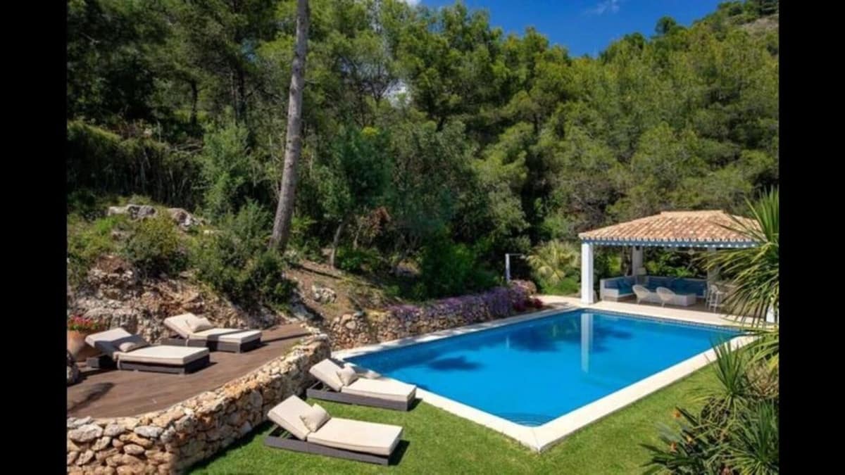 6 slaapkamer Villa voor vakantieverhuur in Golden Mile met zwembad garage - € 10.000 (Ref: 9920981)