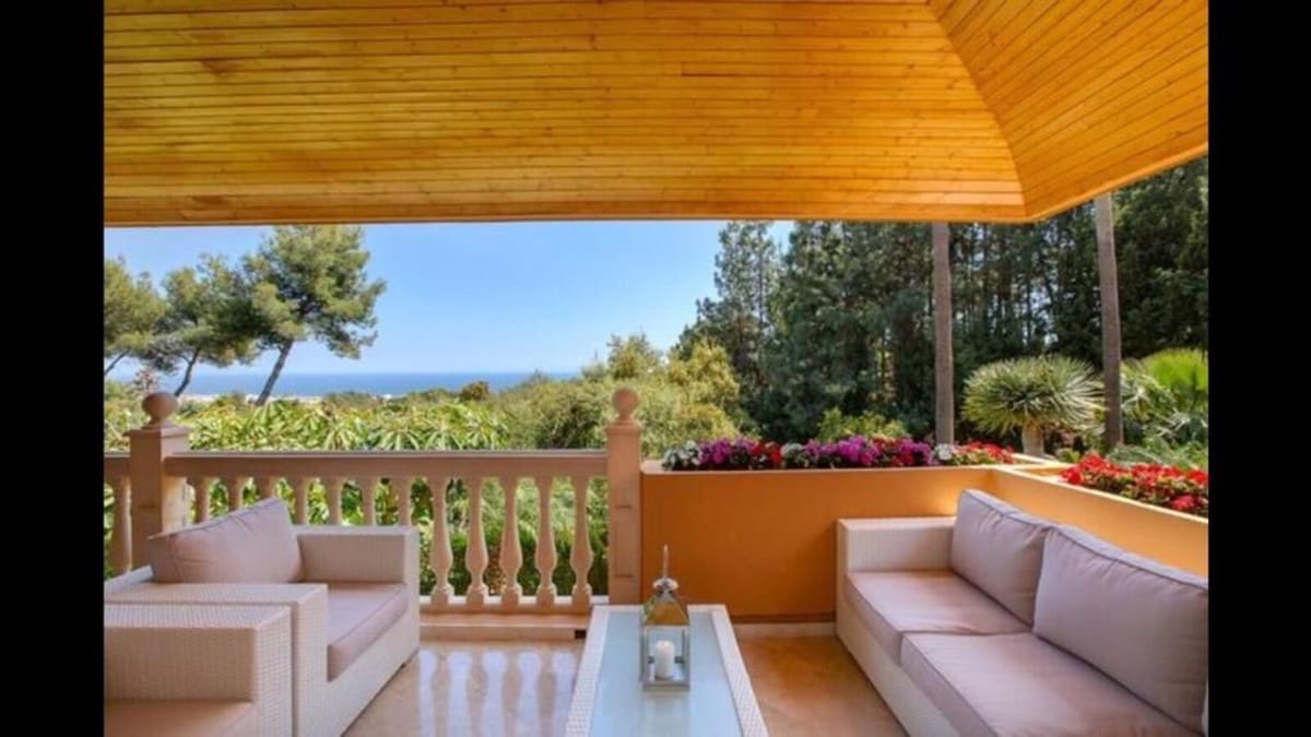 6 slaapkamer Villa voor vakantieverhuur in Golden Mile met zwembad garage - € 10.000 (Ref: 9920981)