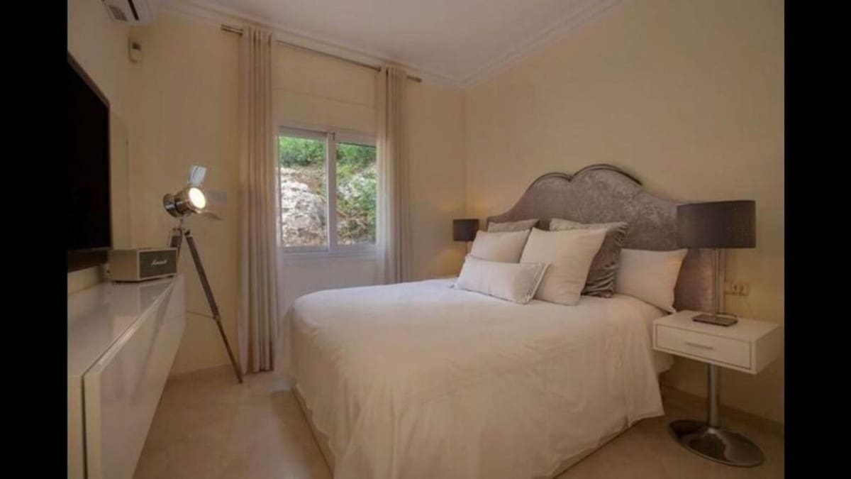 6 slaapkamer Villa voor vakantieverhuur in Golden Mile met zwembad garage - € 10.000 (Ref: 9920981)