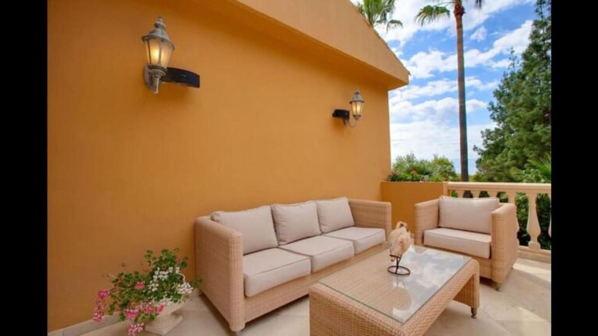 6 slaapkamer Villa voor vakantieverhuur in Golden Mile met zwembad garage - € 10.000 (Ref: 9920981)