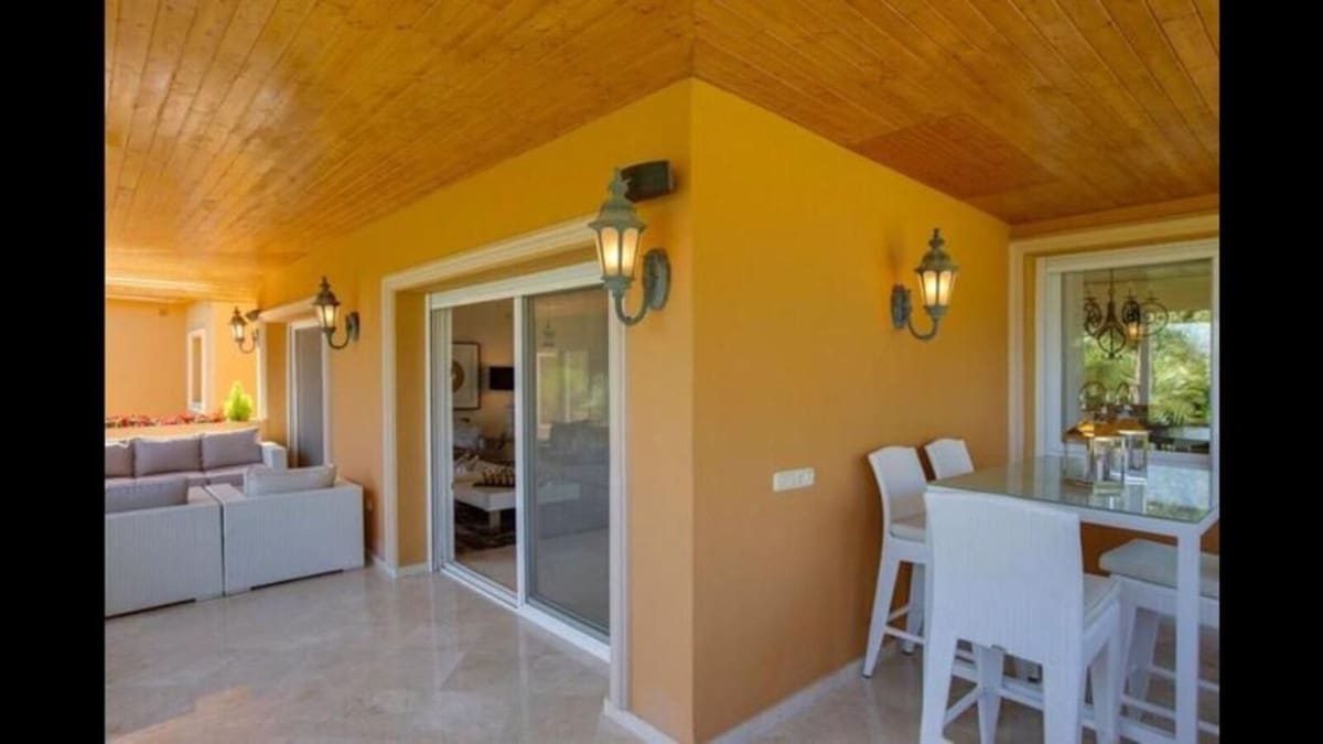 6 slaapkamer Villa voor vakantieverhuur in Golden Mile met zwembad garage - € 10.000 (Ref: 9920981)