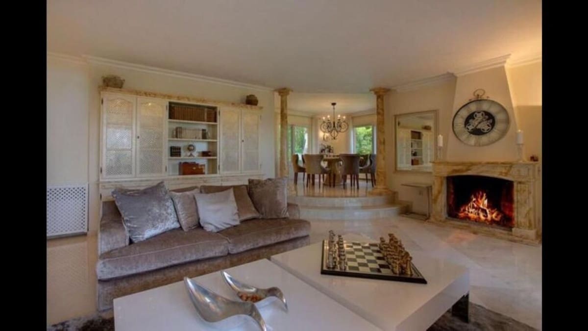 6 slaapkamer Villa voor vakantieverhuur in Golden Mile met zwembad garage - € 10.000 (Ref: 9920981)