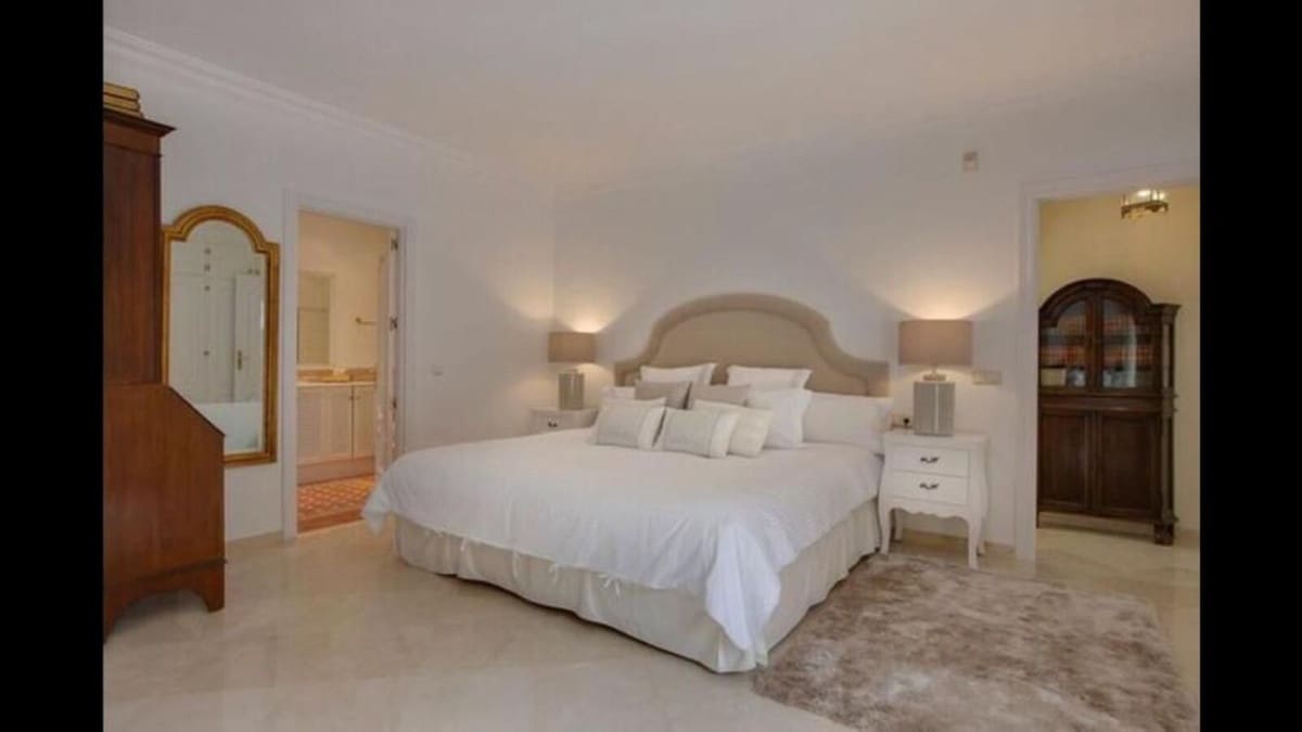 6 slaapkamer Villa voor vakantieverhuur in Golden Mile met zwembad garage - € 10.000 (Ref: 9920981)