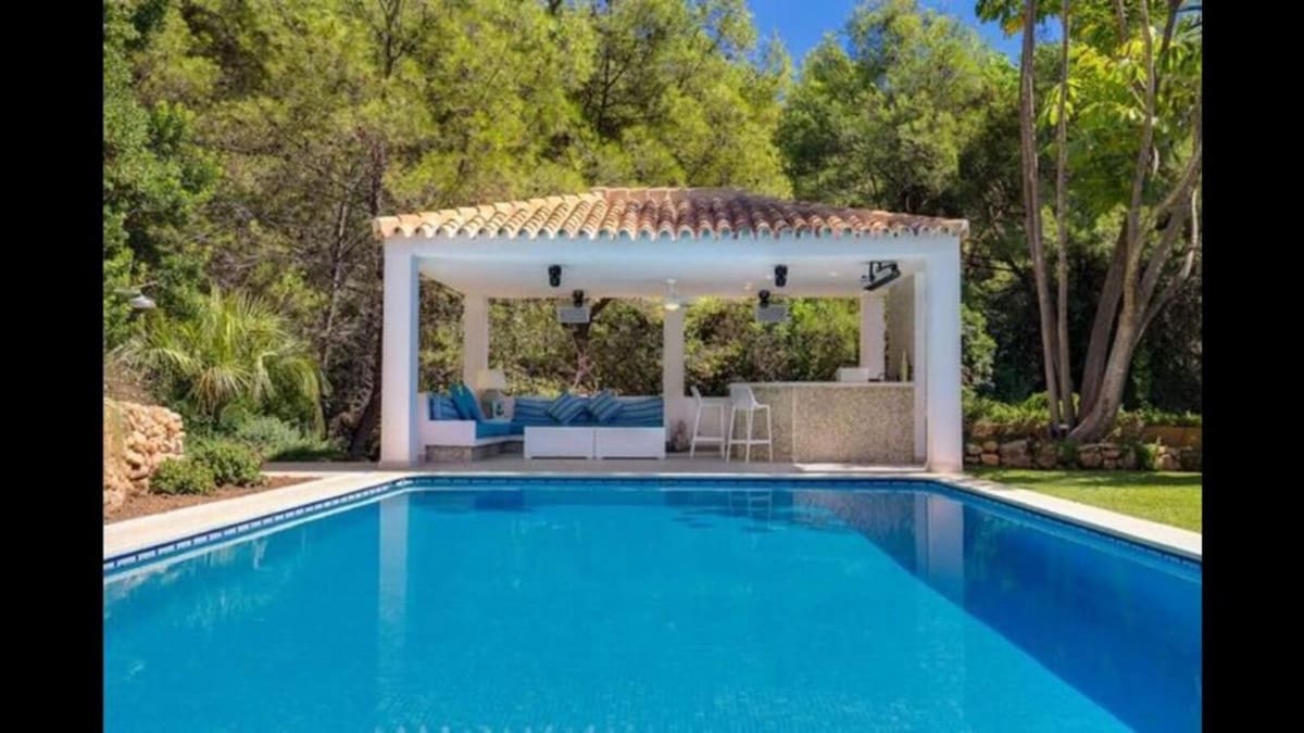 6 slaapkamer Villa voor vakantieverhuur in Golden Mile met zwembad garage - € 10.000 (Ref: 9920981)