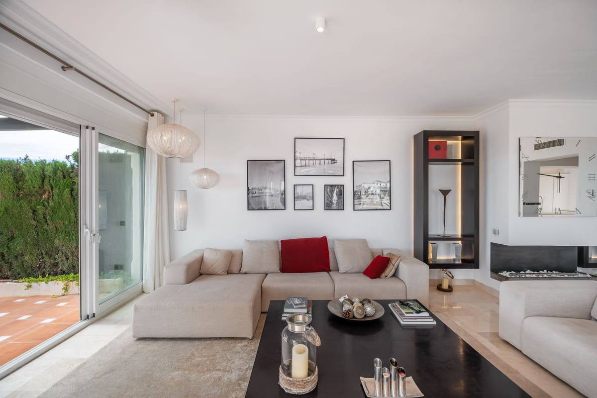 5 soverom Kjedet enebolig til salgs i Elviria med svømmebasseng garasje - € 1 195 000 (Ref: 9920982)