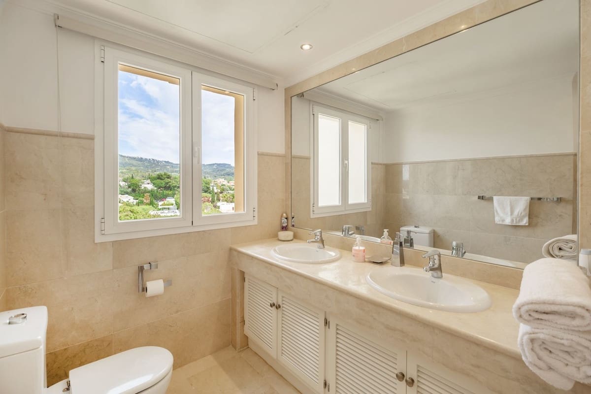 5 soverom Kjedet enebolig til salgs i Elviria med svømmebasseng garasje - € 1 195 000 (Ref: 9920982)
