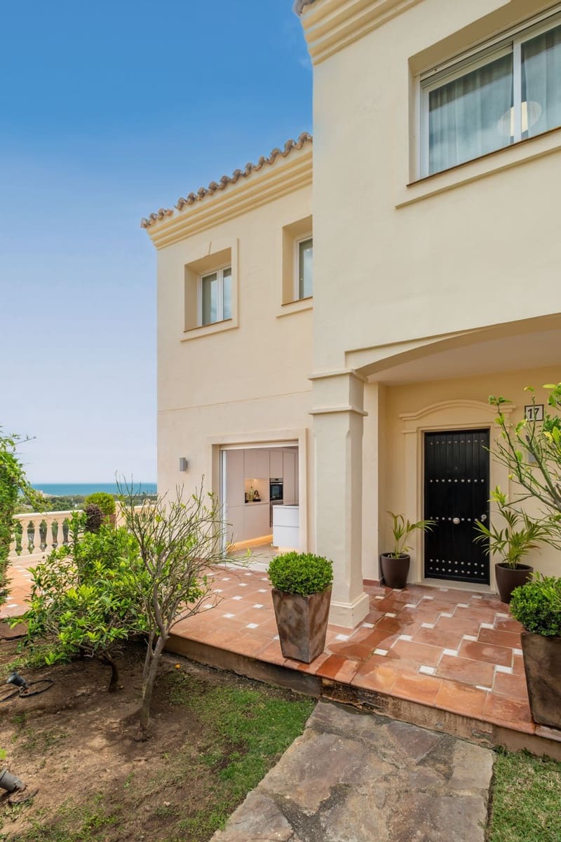 5 soverom Kjedet enebolig til salgs i Elviria med svømmebasseng garasje - € 1 195 000 (Ref: 9920982)