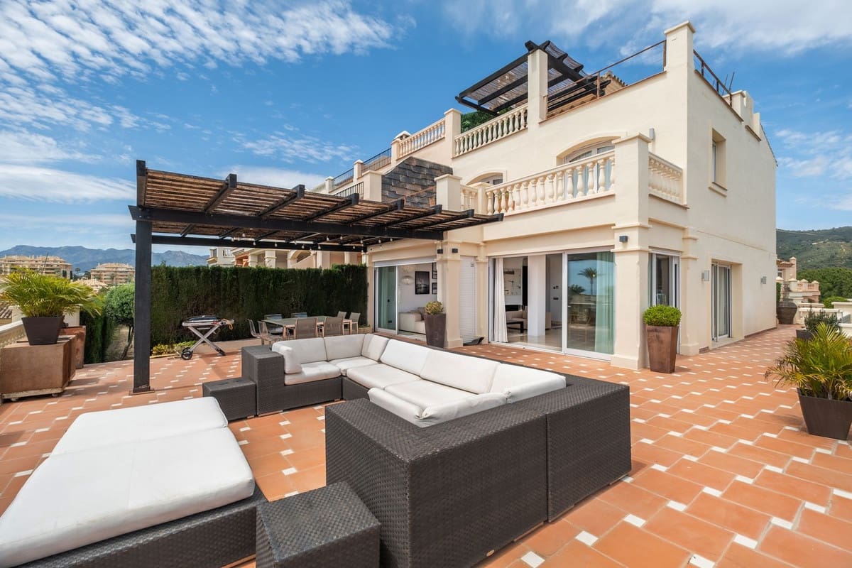 5 soverom Kjedet enebolig til salgs i Elviria med svømmebasseng garasje - € 1 195 000 (Ref: 9920982)