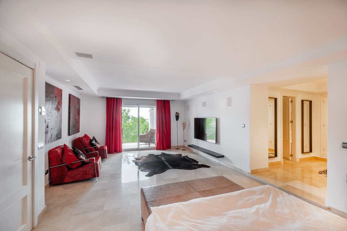 5 soverom Kjedet enebolig til salgs i Elviria med svømmebasseng garasje - € 1 195 000 (Ref: 9920982)