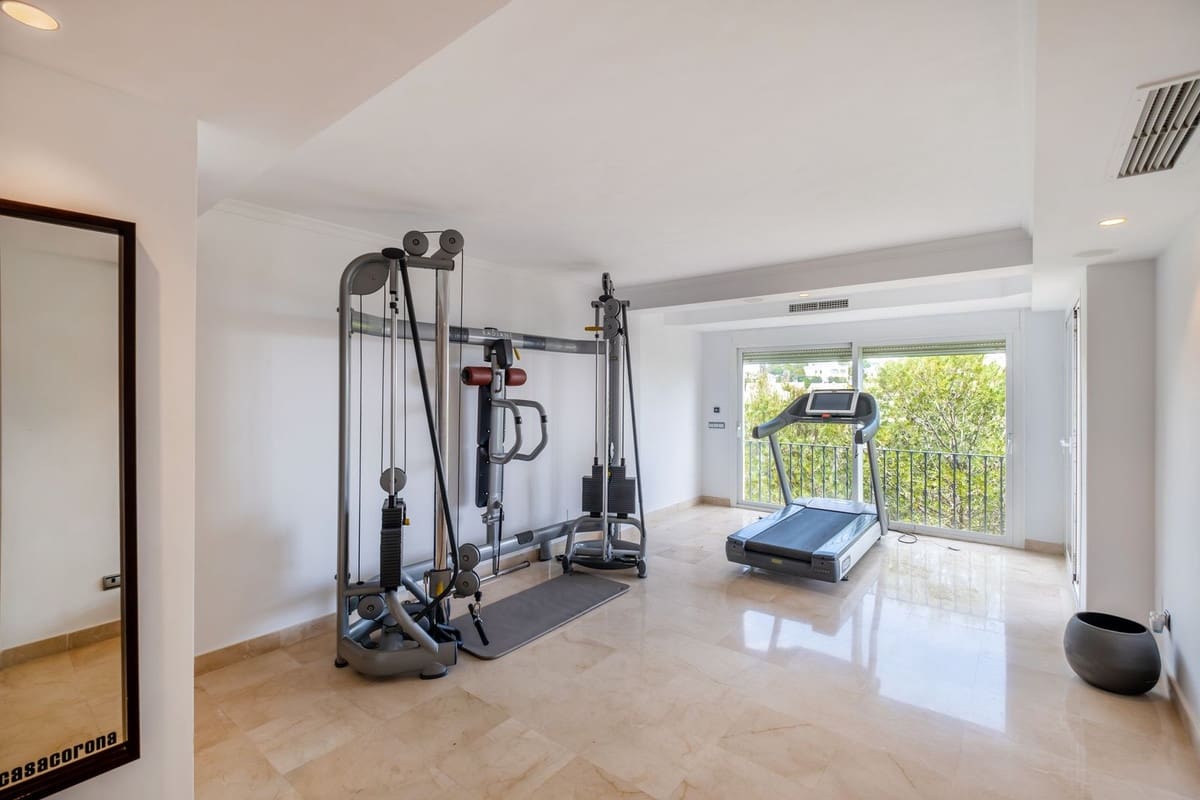 5 soverom Kjedet enebolig til salgs i Elviria med svømmebasseng garasje - € 1 195 000 (Ref: 9920982)