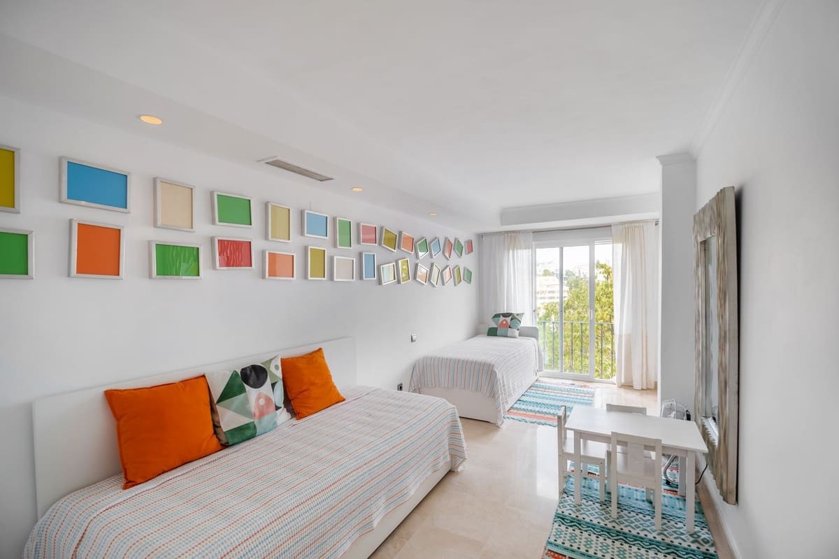 5 slaapkamer Halfvrijstaande villa voor vakantieverhuur in Elviria met zwembad garage - € 5.000 (Ref: 9920983)