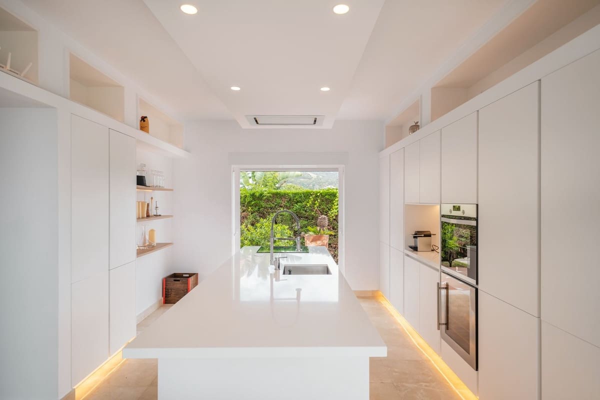 5 slaapkamer Halfvrijstaande villa voor vakantieverhuur in Elviria met zwembad garage - € 5.000 (Ref: 9920983)