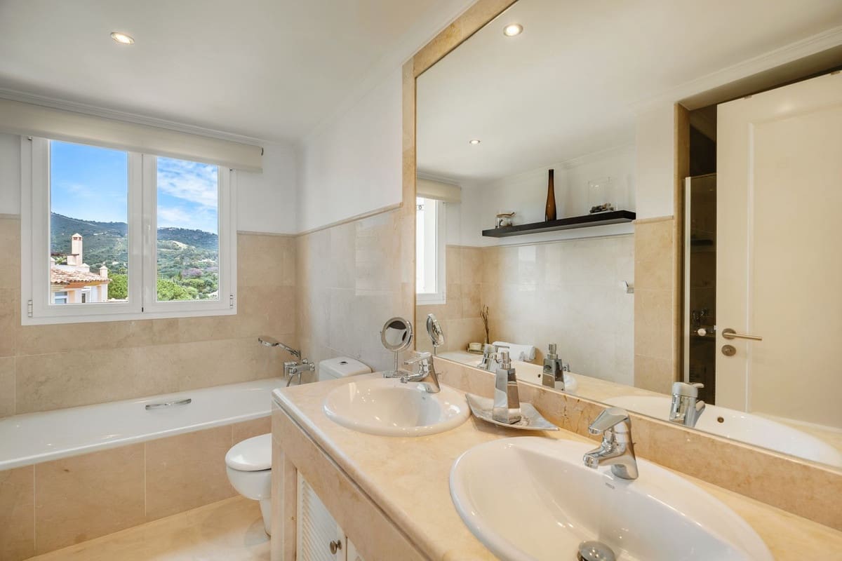 5 slaapkamer Halfvrijstaande villa voor vakantieverhuur in Elviria met zwembad garage - € 5.000 (Ref: 9920983)