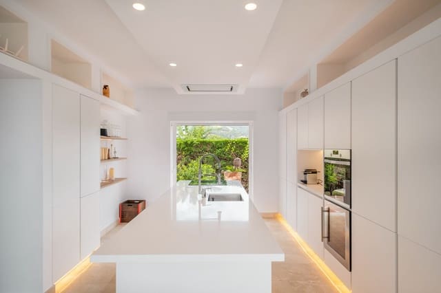 5 slaapkamer Halfvrijstaande villa voor vakantieverhuur in Elviria, Marbella met zwembad garage - € 5.000 (Ref: 9920983)
