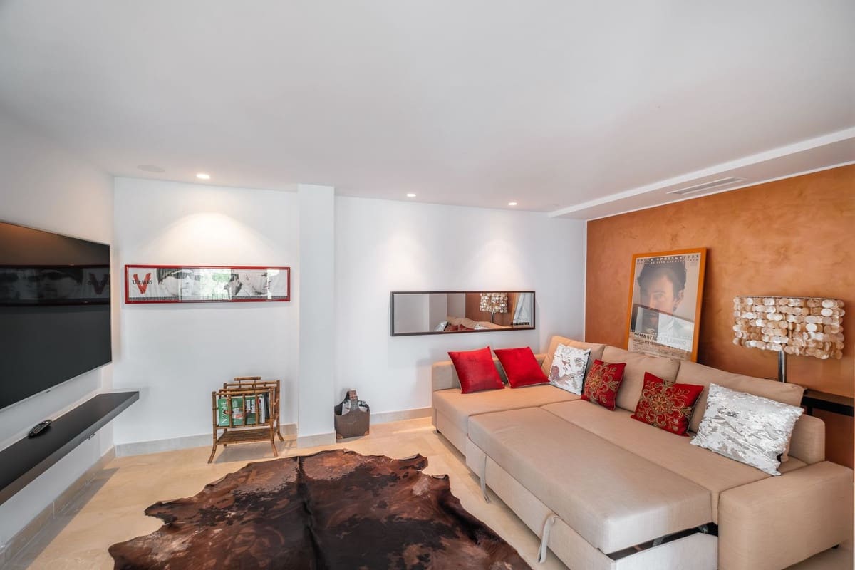 5 slaapkamer Halfvrijstaande villa voor vakantieverhuur in Elviria met zwembad garage - € 5.000 (Ref: 9920983)