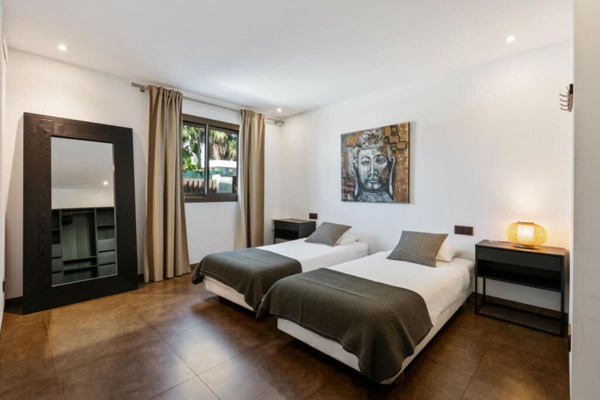 9 slaapkamer Villa voor vakantieverhuur in Benahavis - € 11.000 (Ref: 9920988)
