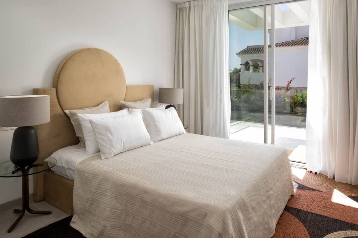 5 slaapkamer Villa voor vakantieverhuur in Elviria met zwembad garage - € 5.500 (Ref: 9920990)