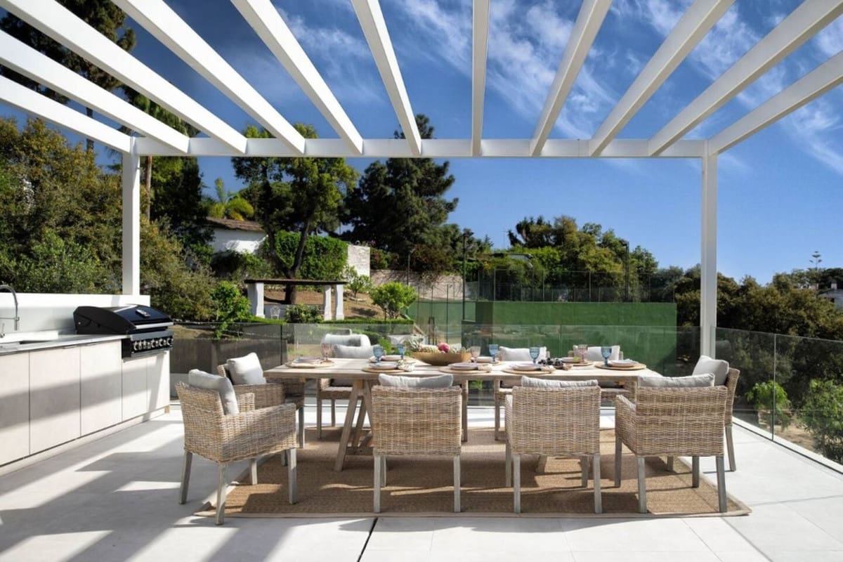 5 slaapkamer Villa voor vakantieverhuur in Elviria met zwembad garage - € 5.500 (Ref: 9920990)
