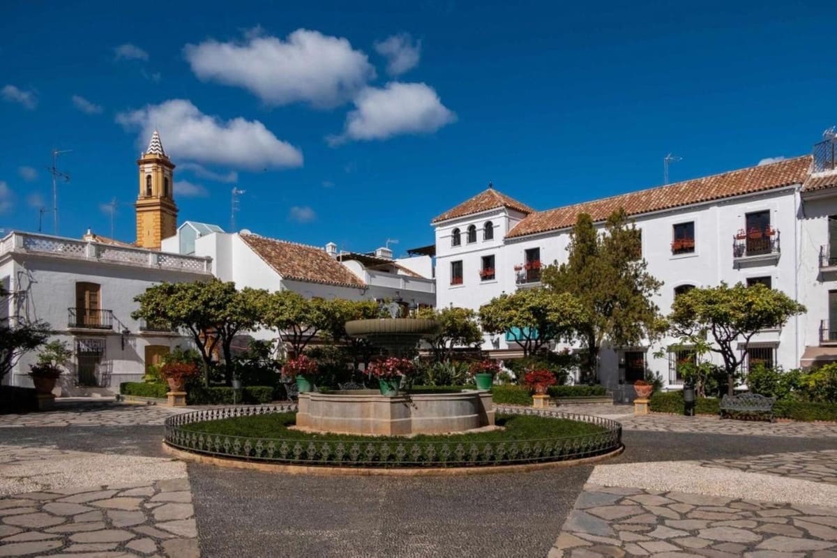 2 slaapkamer Appartement voor vakantieverhuur in Estepona met zwembad garage - € 1.500 (Ref: 9920993)