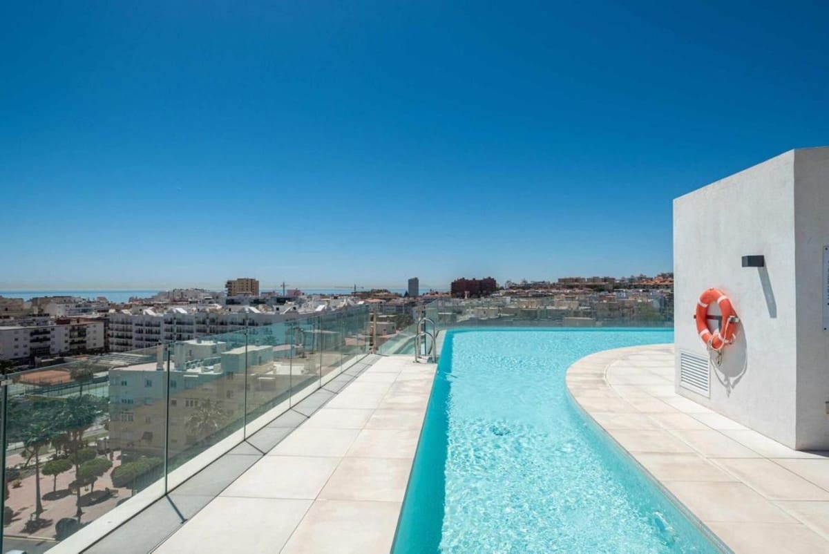 2 slaapkamer Appartement voor vakantieverhuur in Estepona met zwembad garage - € 1.500 (Ref: 9920993)