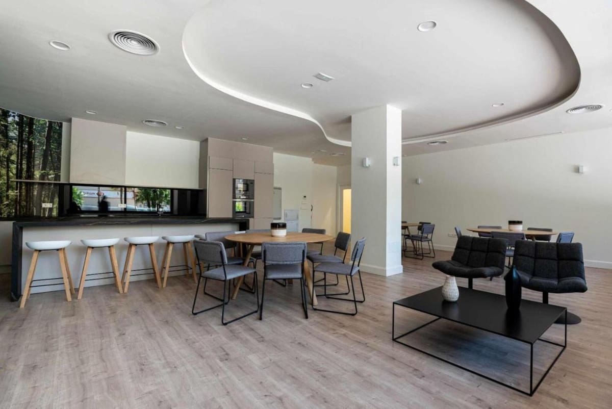 2 slaapkamer Appartement voor vakantieverhuur in Estepona met zwembad garage - € 1.500 (Ref: 9920993)
