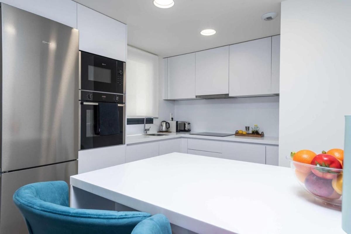 2 slaapkamer Appartement voor vakantieverhuur in Estepona met zwembad garage - € 1.500 (Ref: 9920993)