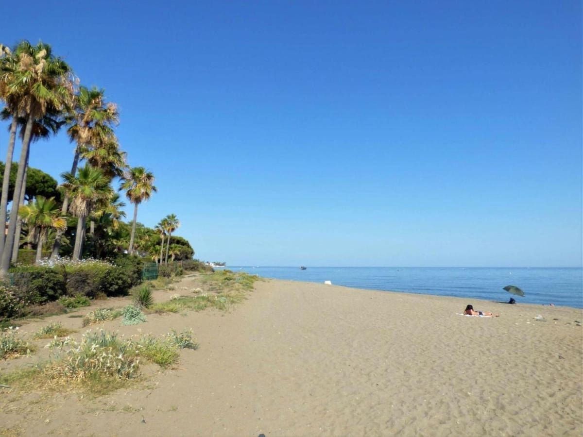 2 slaapkamer Appartement voor vakantieverhuur in Estepona met zwembad garage - € 1.500 (Ref: 9920993)