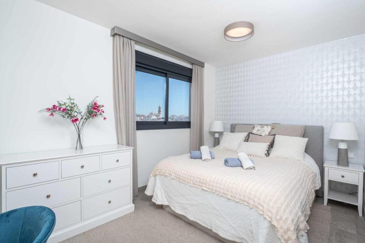 2 slaapkamer Appartement voor vakantieverhuur in Estepona met zwembad garage - € 1.500 (Ref: 9920993)
