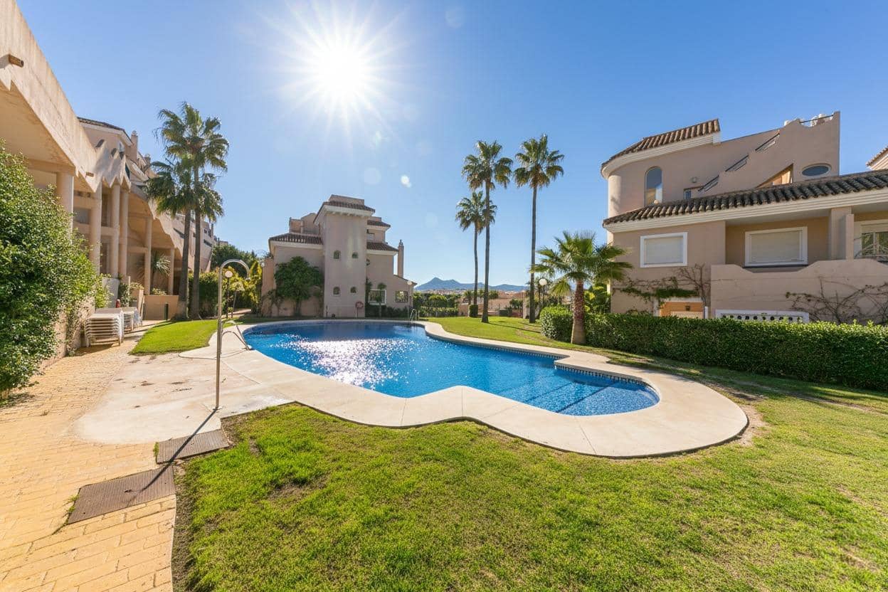 3 soveværelse Rækkehus til salg i La Duquesa / Puerto de la Duquesa med swimmingpool garage - € 360.000 (Ref: 10102658)