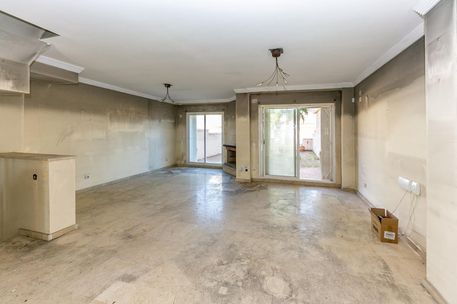 3 soveværelse Rækkehus til salg i La Duquesa / Puerto de la Duquesa med swimmingpool garage - € 360.000 (Ref: 10102658)
