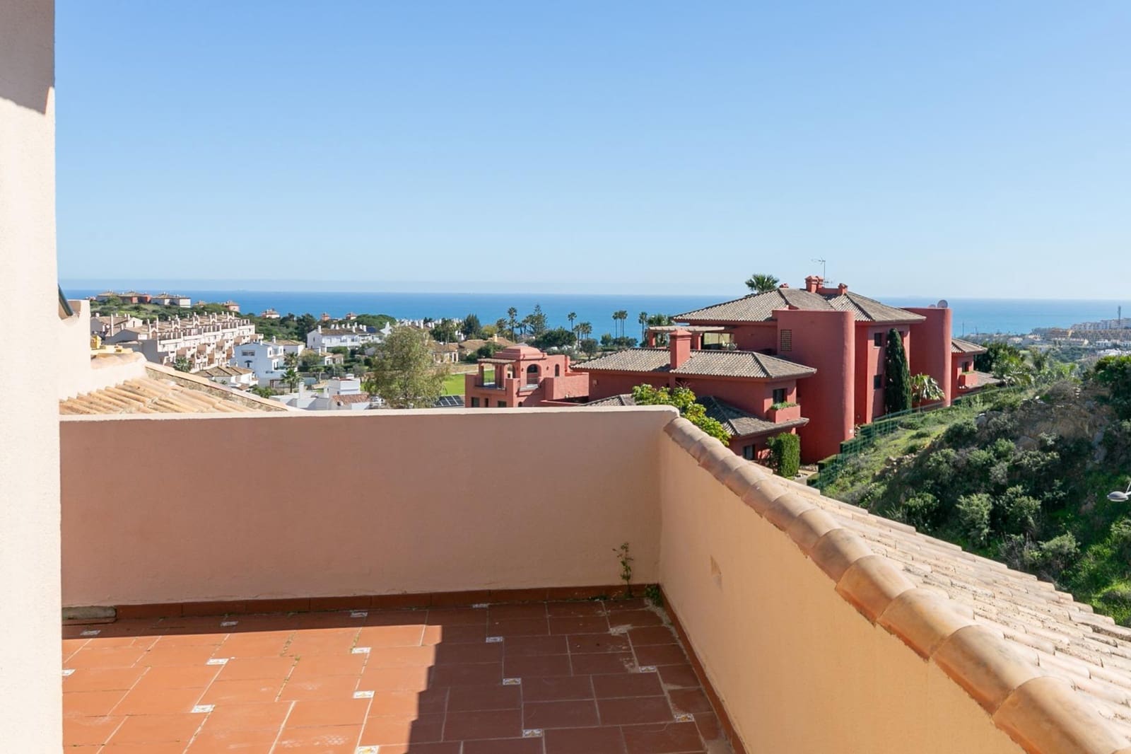 3 soveværelse Rækkehus til salg i La Duquesa / Puerto de la Duquesa med swimmingpool garage - € 360.000 (Ref: 10102658)
