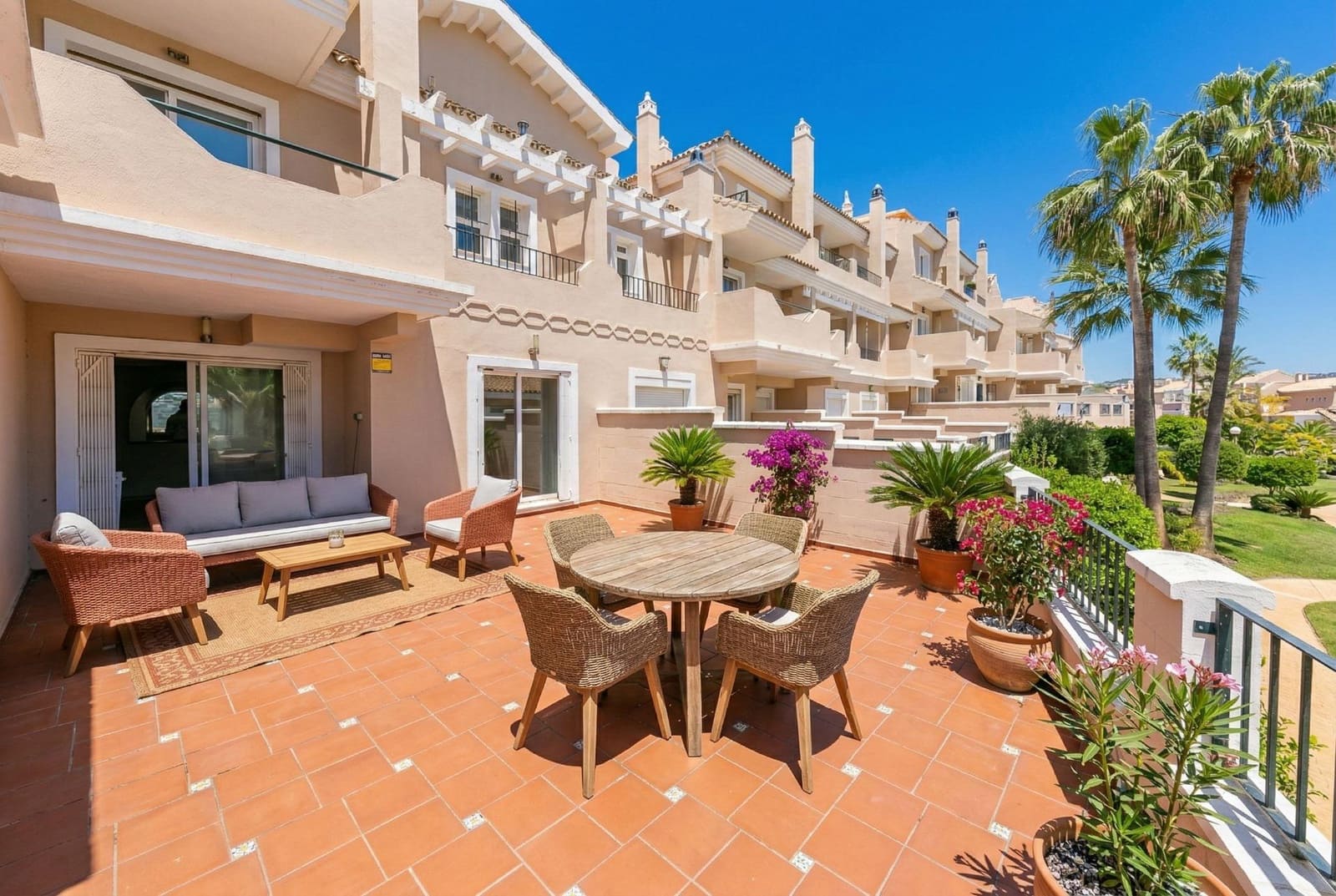 3 soveværelse Rækkehus til salg i La Duquesa / Puerto de la Duquesa med swimmingpool garage - € 360.000 (Ref: 10102658)
