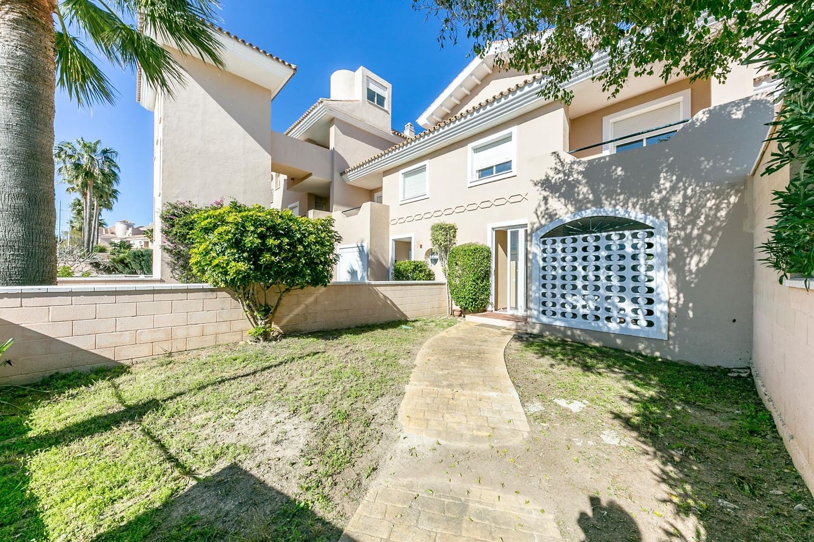 3 soveværelse Rækkehus til salg i La Duquesa / Puerto de la Duquesa med swimmingpool garage - € 360.000 (Ref: 10102658)