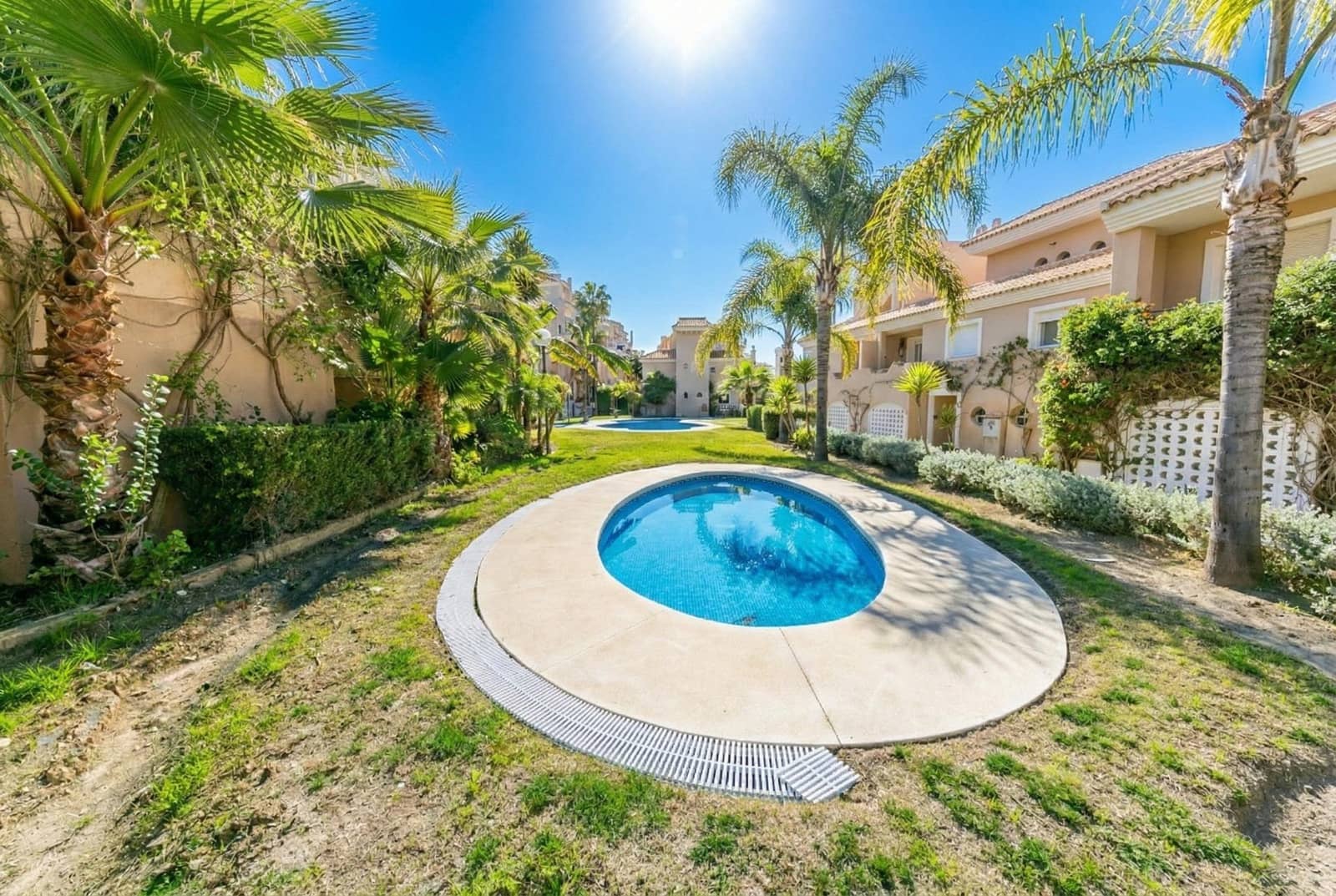 3 soveværelse Rækkehus til salg i La Duquesa / Puerto de la Duquesa med swimmingpool garage - € 360.000 (Ref: 10102658)