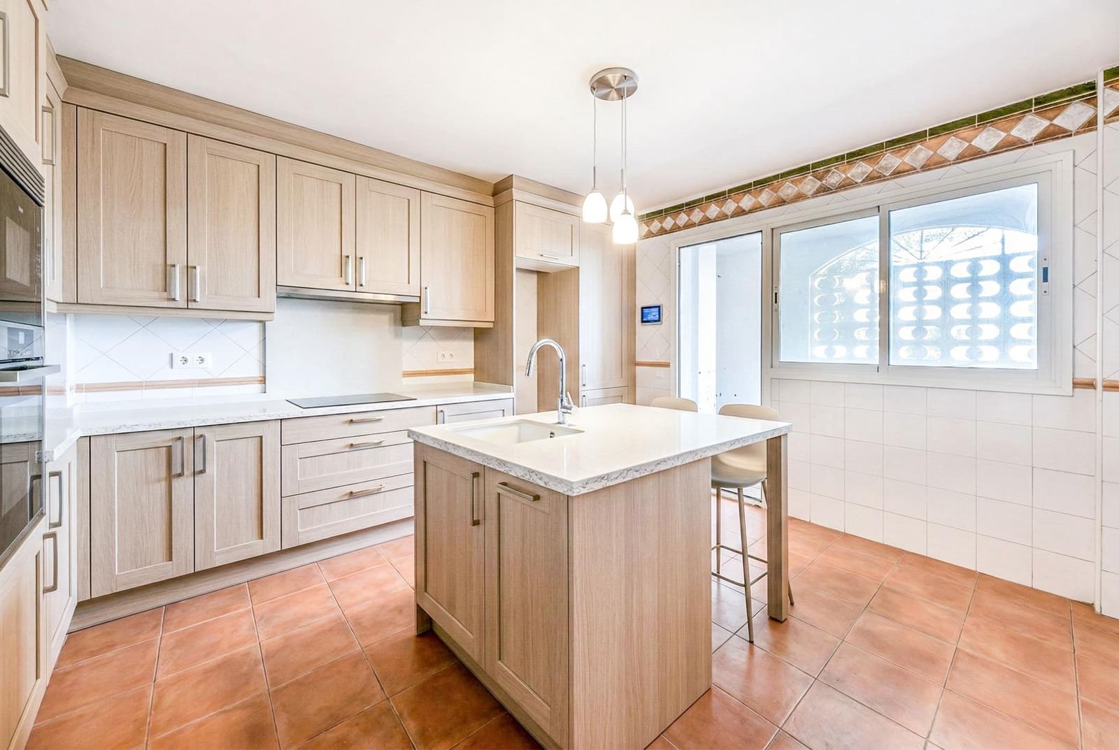 3 soveværelse Rækkehus til salg i La Duquesa / Puerto de la Duquesa med swimmingpool garage - € 360.000 (Ref: 10102658)
