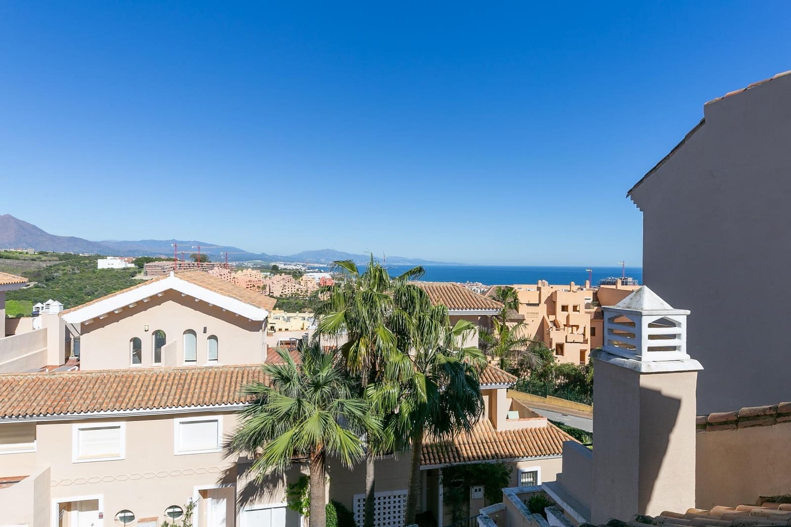 3 soveværelse Rækkehus til salg i La Duquesa / Puerto de la Duquesa med swimmingpool garage - € 360.000 (Ref: 10102658)