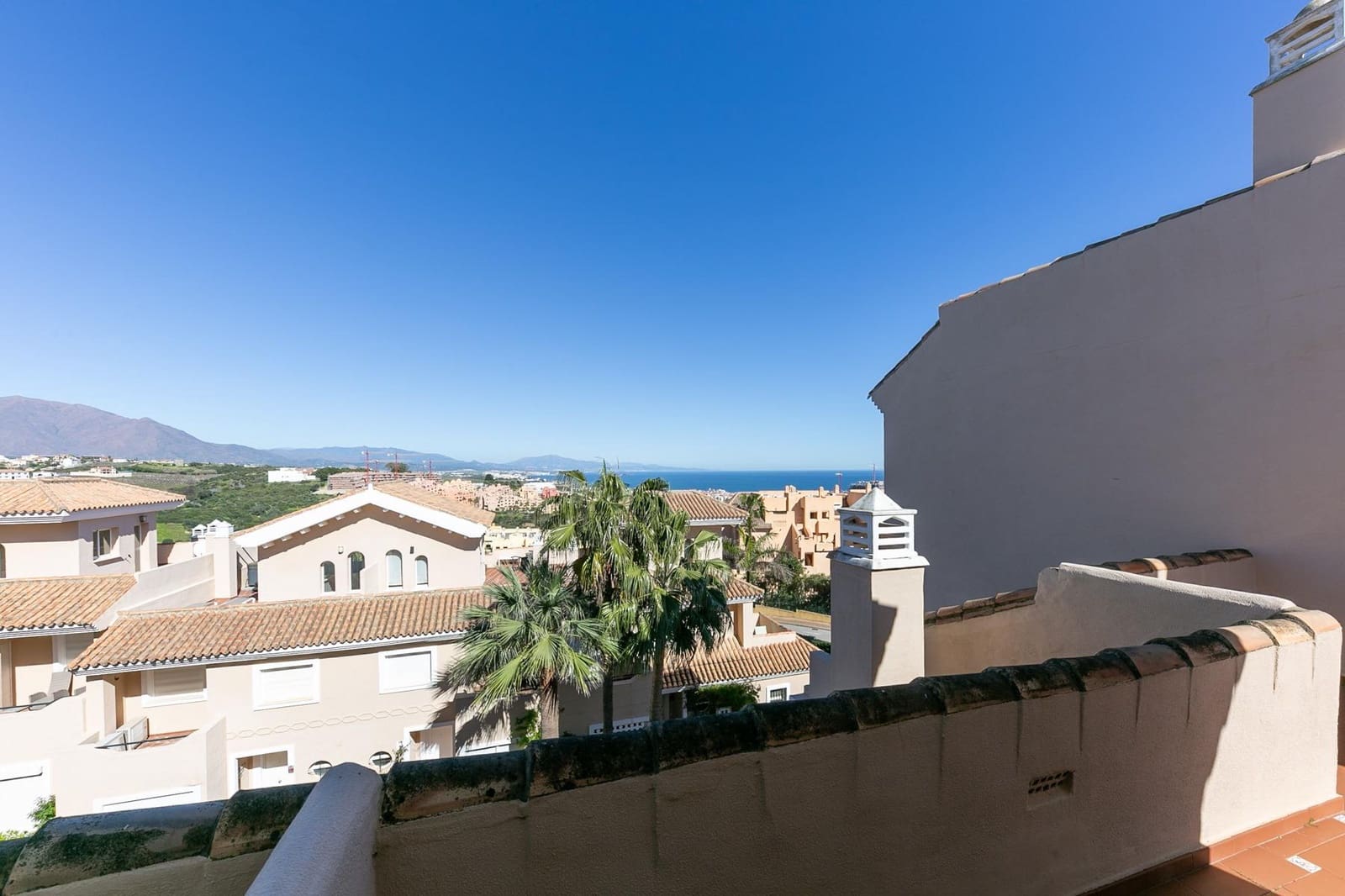 3 soveværelse Rækkehus til salg i La Duquesa / Puerto de la Duquesa med swimmingpool garage - € 360.000 (Ref: 10102658)