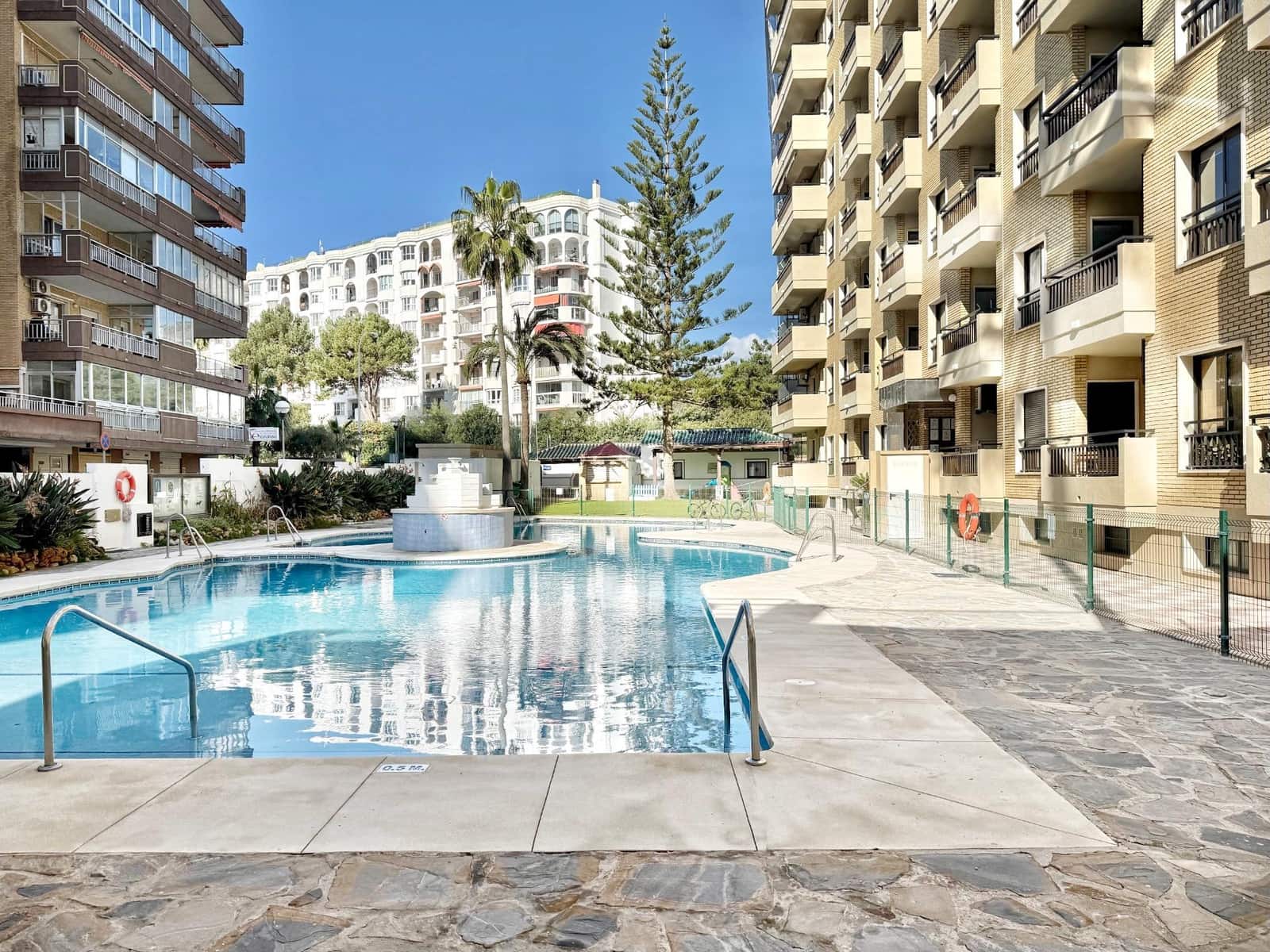 2 Zimmer Apartment zu verkaufen in Fuengirola mit Pool Garage - 550.000 € (Ref: 8849923)