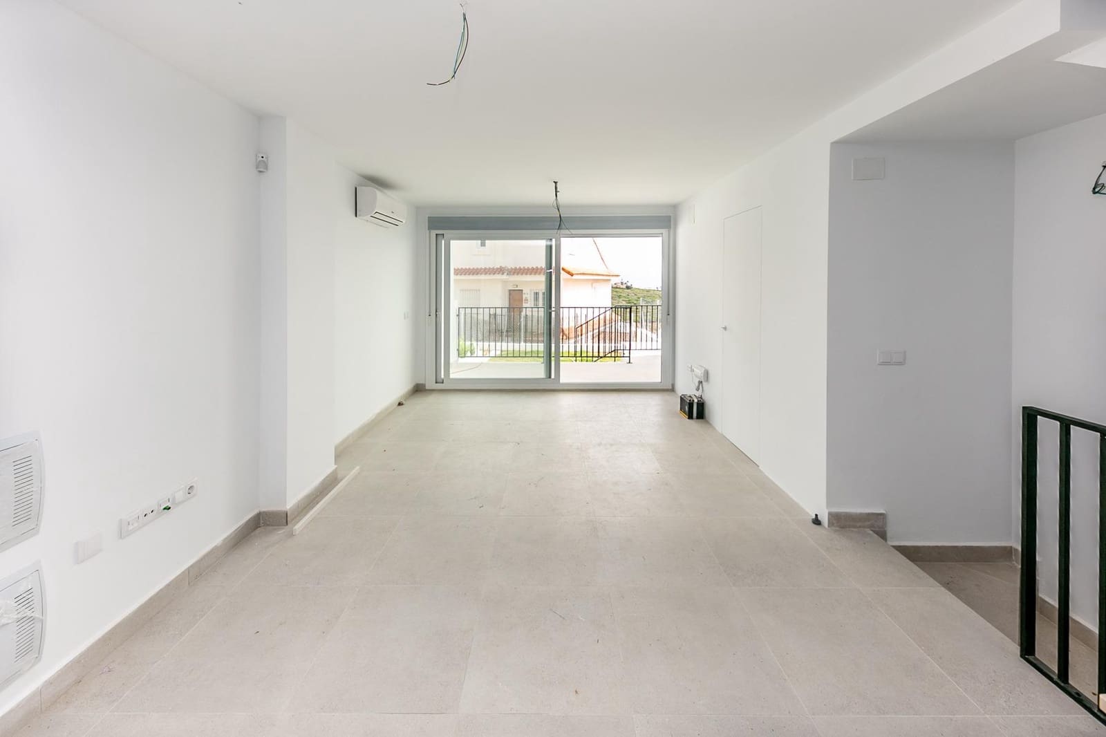 2 soveværelse Semi-Rækkehus til salg i Manilva med garage - € 349.000 (Ref: 9232882)