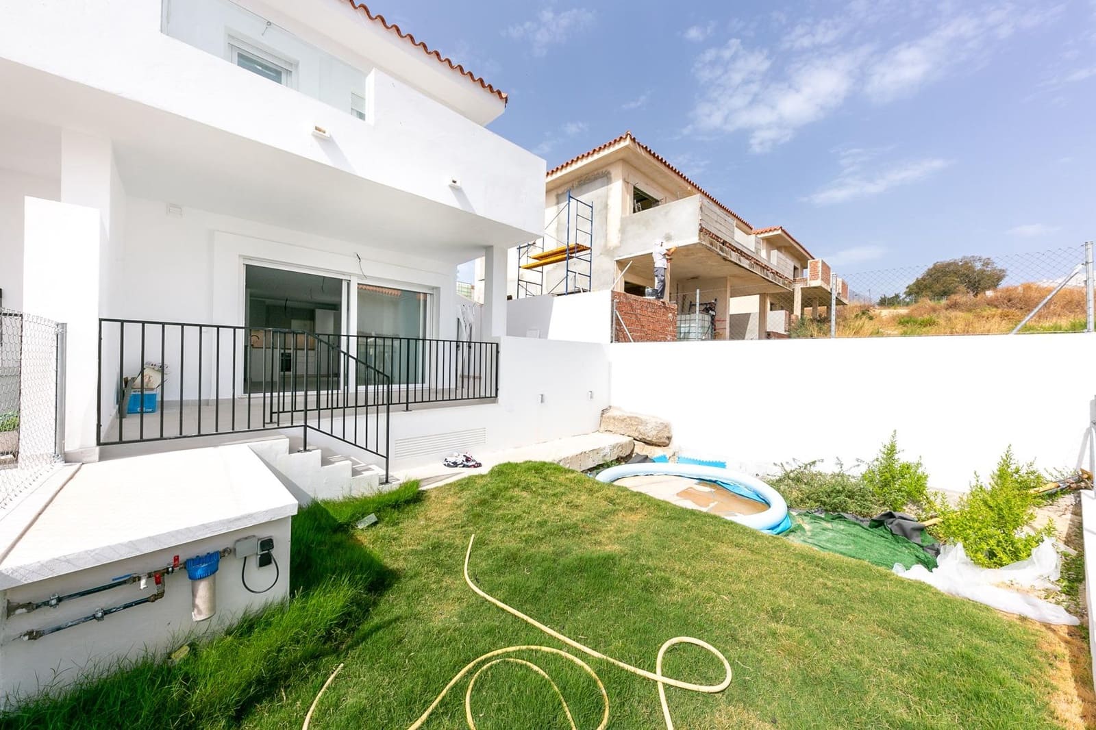 2 soveværelse Semi-Rækkehus til salg i Manilva med garage - € 349.000 (Ref: 9232882)