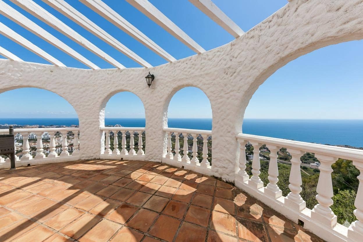 2 bedroom Penthouse for sale in Benalmadena with pool - € 299,000 (Ref: 9513420)