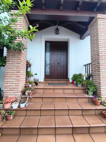4 bedroom Villa for sale in Los Pacos, Fuengirola with garage - € 850,000 (Ref: 9518900)
