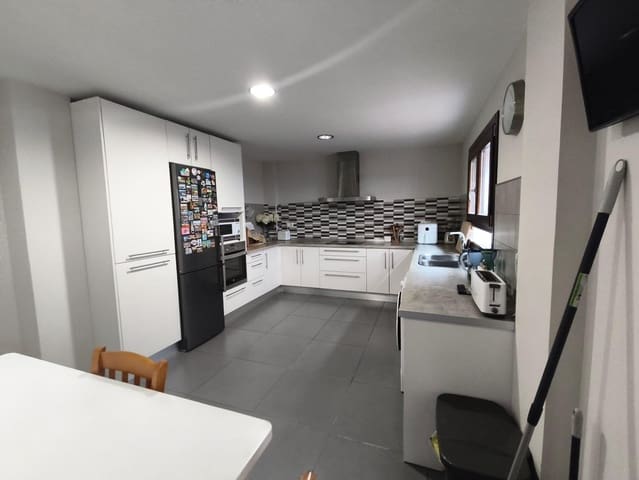 4 bedroom Villa for sale in Los Pacos, Fuengirola with garage - € 850,000 (Ref: 9518900)