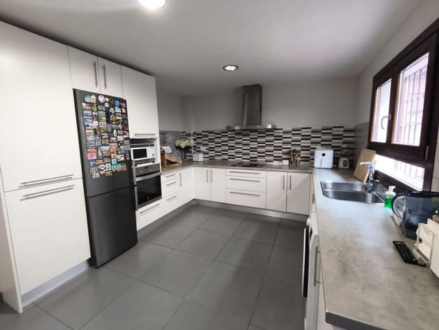 4 bedroom Villa for sale in Los Pacos, Fuengirola with garage - € 850,000 (Ref: 9518900)