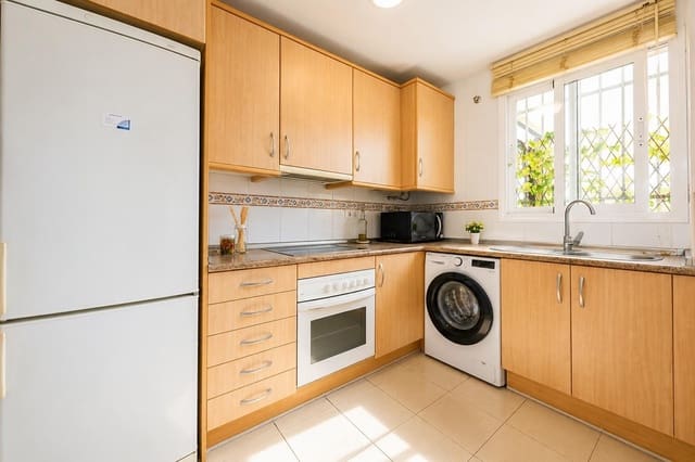 2 slaapkamer Flat te koop in Carvajal, Fuengirola met garage - € 360.000 (Ref: 9826659)