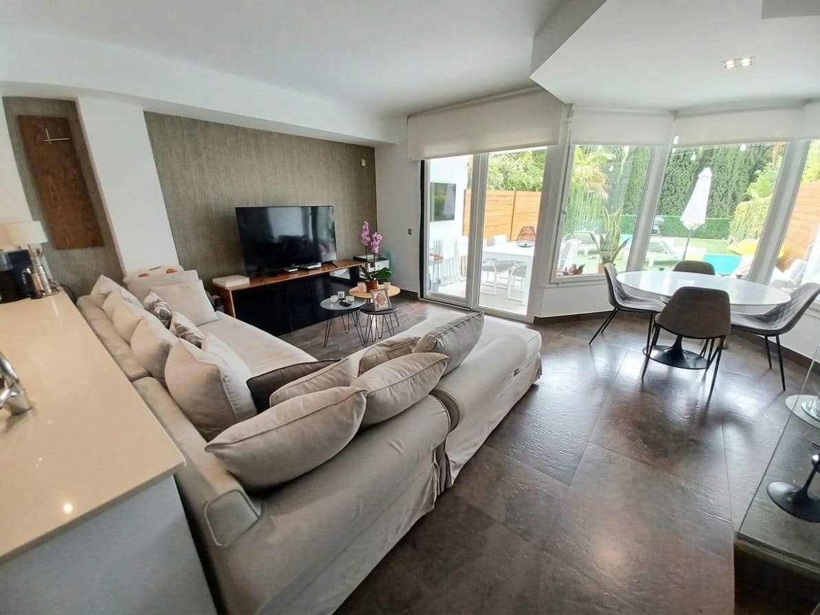 3 bedroom Semi-detached Villa for sale in Benalmadena with pool - € 790,000 (Ref: 9893866)